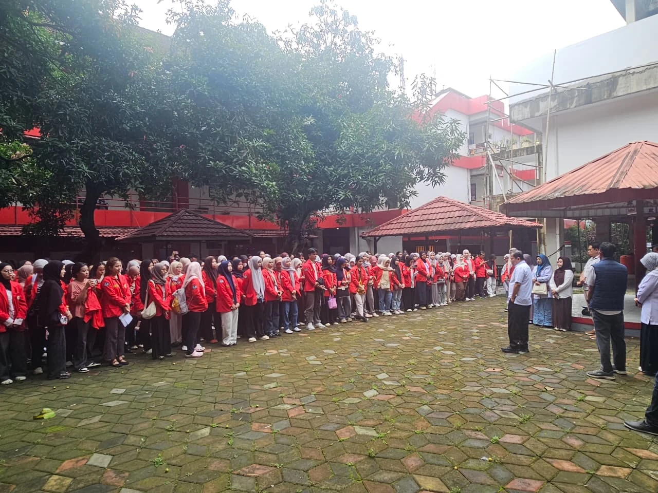 Suasana pelepasan 260 mahasiswa Fakultas Kesehatan Masyarakat Universitas Hasanuddin yang berbaris mengikuti arahan pimpinan fakultas sebelum diberangkatkan menjalani Praktik Belajar Lapangan (PBL) 2 di Kabupaten Soppeng, Kampus FKM Unhas, Makassar, 5 Januari 2026.